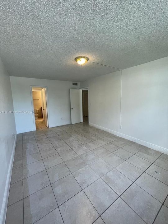 For Sale: $155,000 (1 beds, 1 baths, 826 Square Feet)