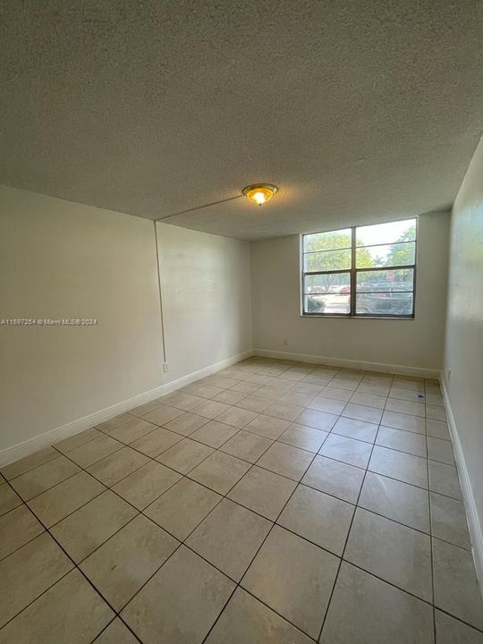 For Sale: $155,000 (1 beds, 1 baths, 826 Square Feet)