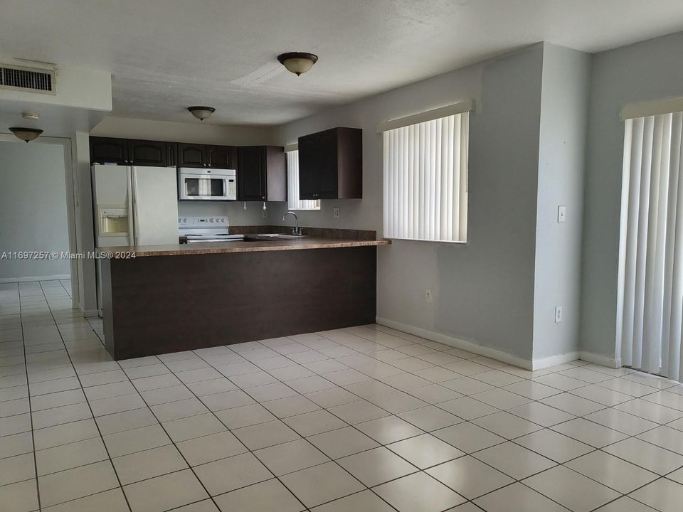 For Rent: $2,350 (2 beds, 2 baths, 820 Square Feet)