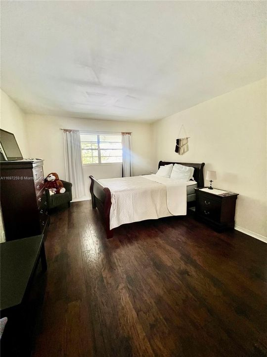 For Sale: $89,900 (1 beds, 1 baths, 684 Square Feet)