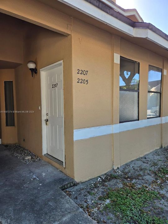 For Rent: $2,300 (2 beds, 2 baths, 1290 Square Feet)