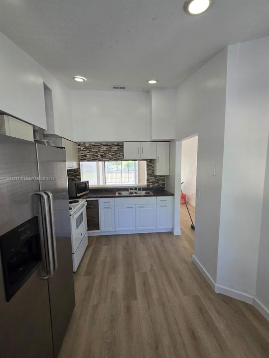 For Rent: $2,300 (2 beds, 2 baths, 1290 Square Feet)