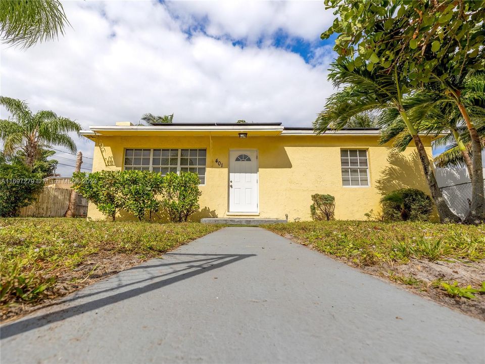 For Sale: $380,000 (3 beds, 1 baths, 936 Square Feet)