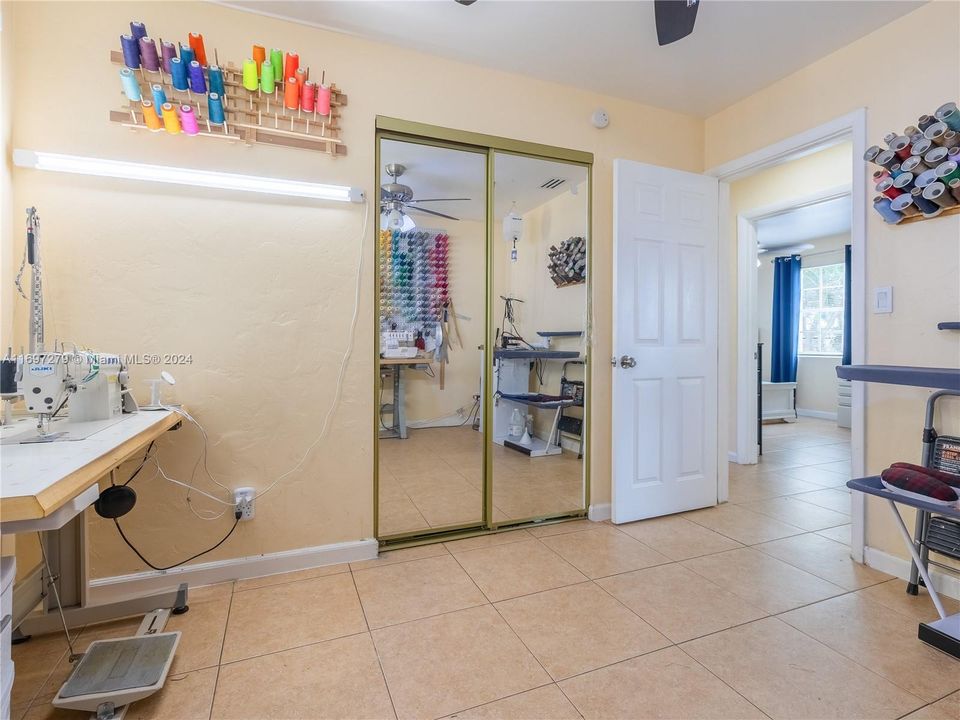 For Sale: $380,000 (3 beds, 1 baths, 936 Square Feet)