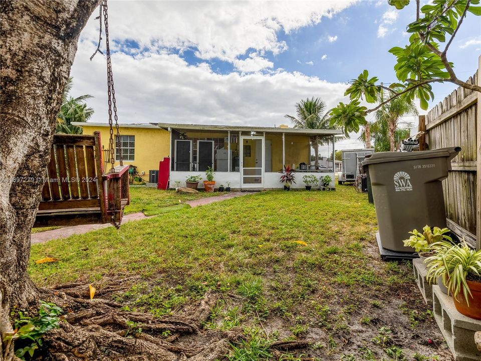 For Sale: $380,000 (3 beds, 1 baths, 936 Square Feet)