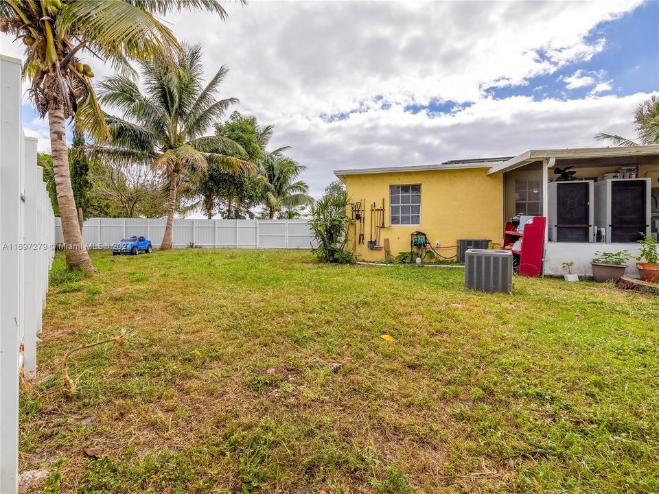 For Sale: $380,000 (3 beds, 1 baths, 936 Square Feet)