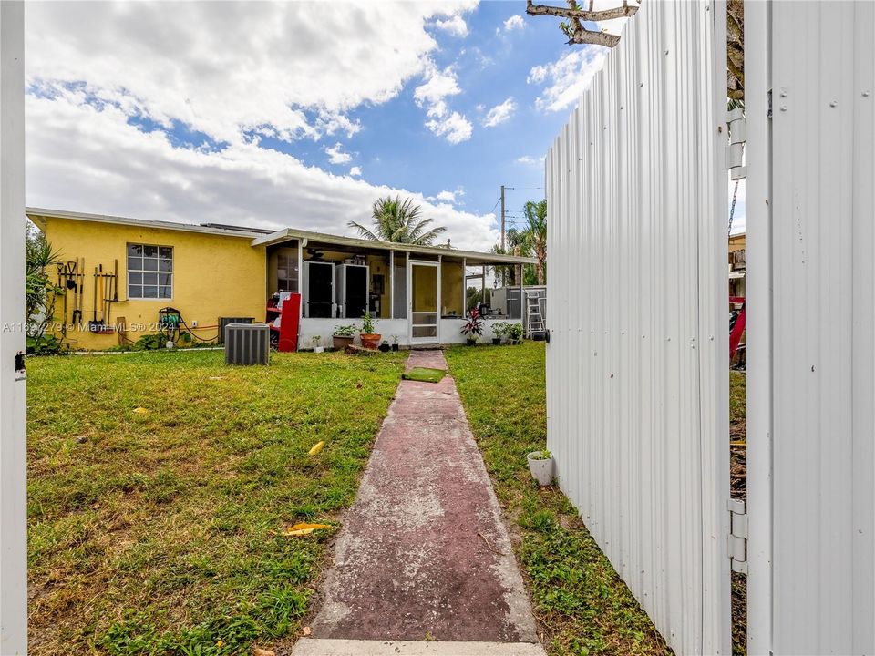 For Sale: $380,000 (3 beds, 1 baths, 936 Square Feet)