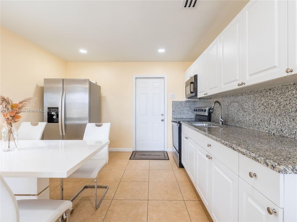 For Sale: $380,000 (3 beds, 1 baths, 936 Square Feet)