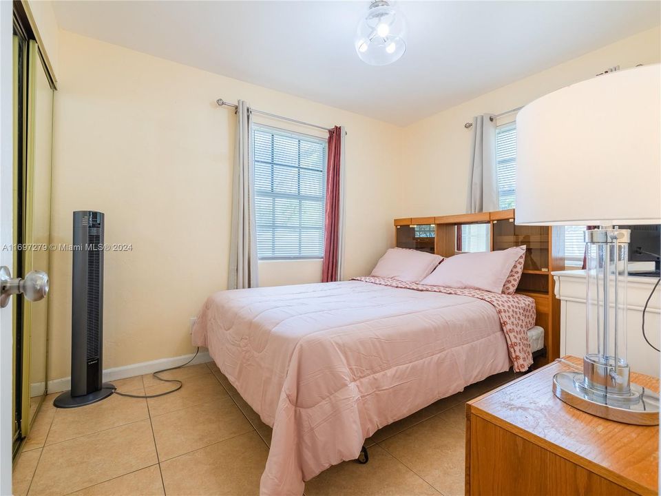 For Sale: $380,000 (3 beds, 1 baths, 936 Square Feet)