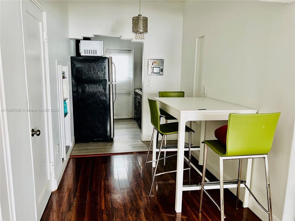 For Rent: $2,250 (1 beds, 1 baths, 674 Square Feet)