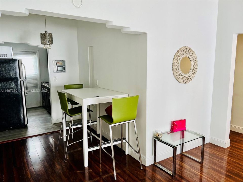 For Rent: $2,250 (1 beds, 1 baths, 674 Square Feet)