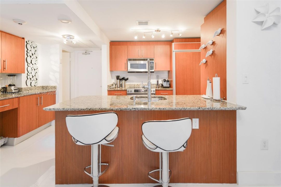 For Sale: $895,000 (1 beds, 1 baths, 896 Square Feet)