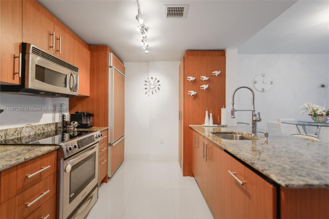 For Sale: $895,000 (1 beds, 1 baths, 896 Square Feet)