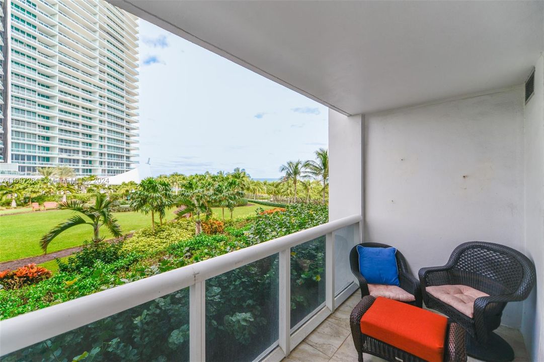 For Sale: $895,000 (1 beds, 1 baths, 896 Square Feet)