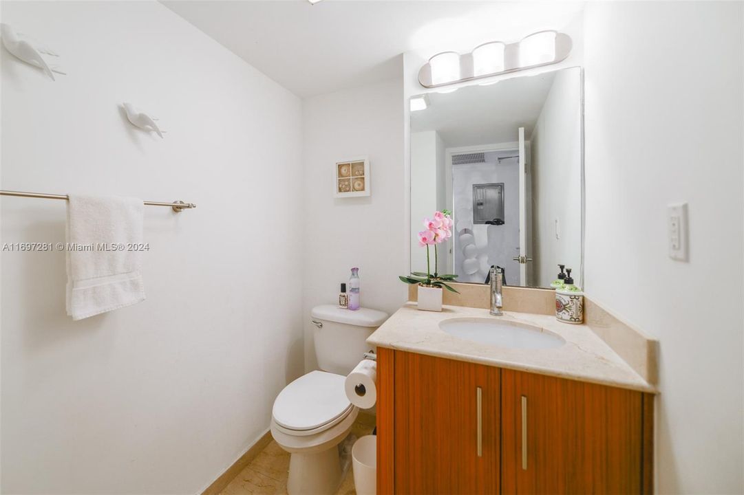 For Sale: $895,000 (1 beds, 1 baths, 896 Square Feet)