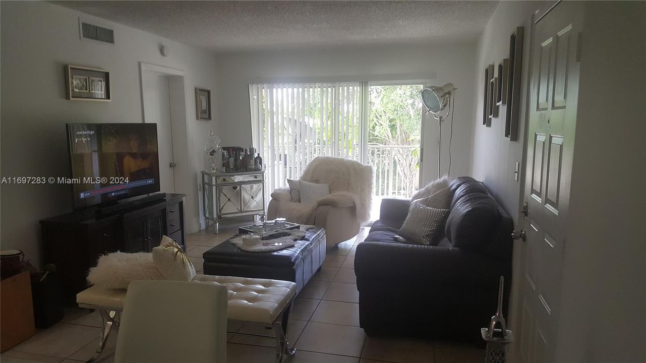 For Rent: $3,000 (4 beds, 2 baths, 1282 Square Feet)