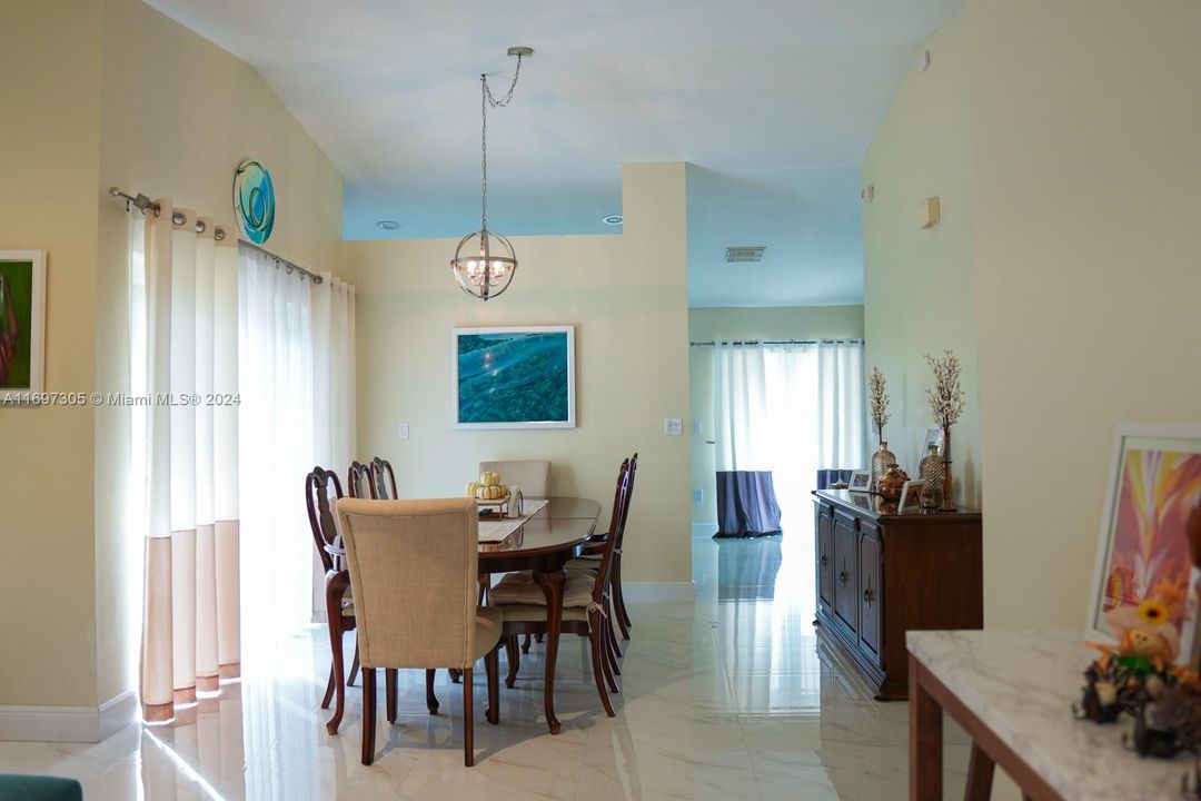 Active With Contract: $3,650 (3 beds, 2 baths, 1482 Square Feet)