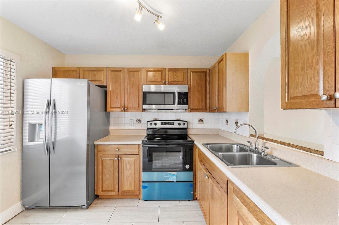 For Rent: $2,100 (2 beds, 2 baths, 832 Square Feet)