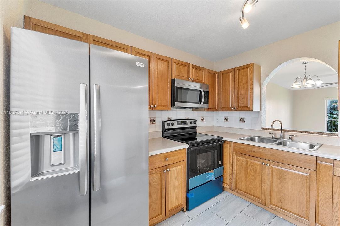 For Rent: $2,100 (2 beds, 2 baths, 832 Square Feet)