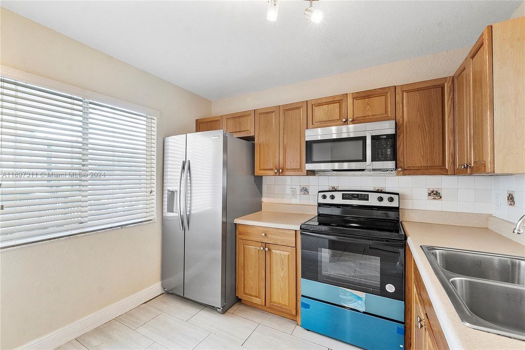 For Rent: $2,100 (2 beds, 2 baths, 832 Square Feet)