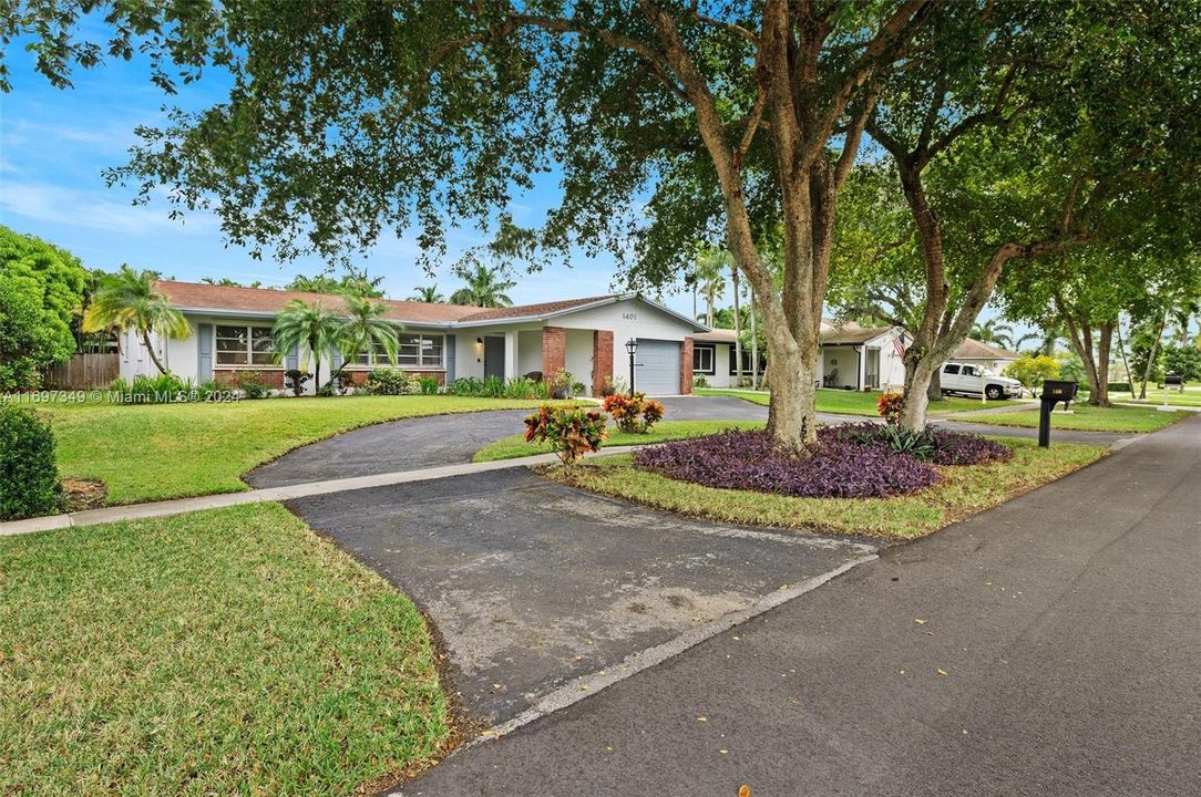 For Sale: $640,000 (3 beds, 2 baths, 1944 Square Feet)