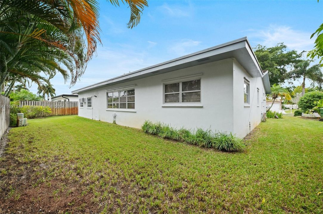 For Sale: $640,000 (3 beds, 2 baths, 1944 Square Feet)