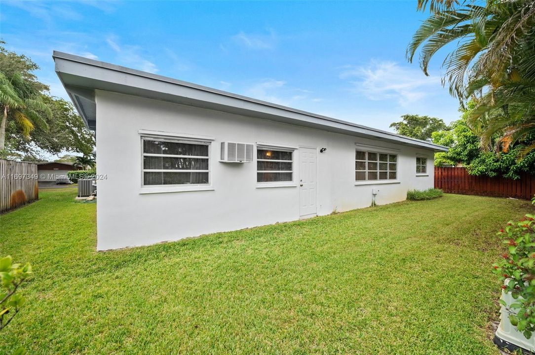 For Sale: $640,000 (3 beds, 2 baths, 1944 Square Feet)