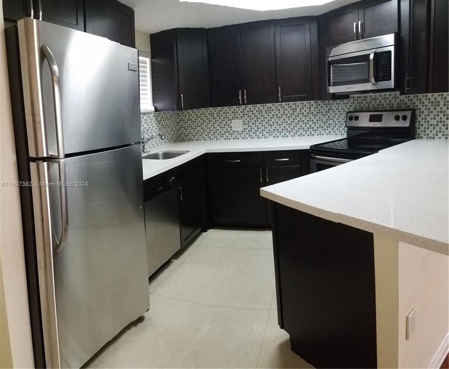 For Rent: $1,950 (1 beds, 1 baths, 810 Square Feet)