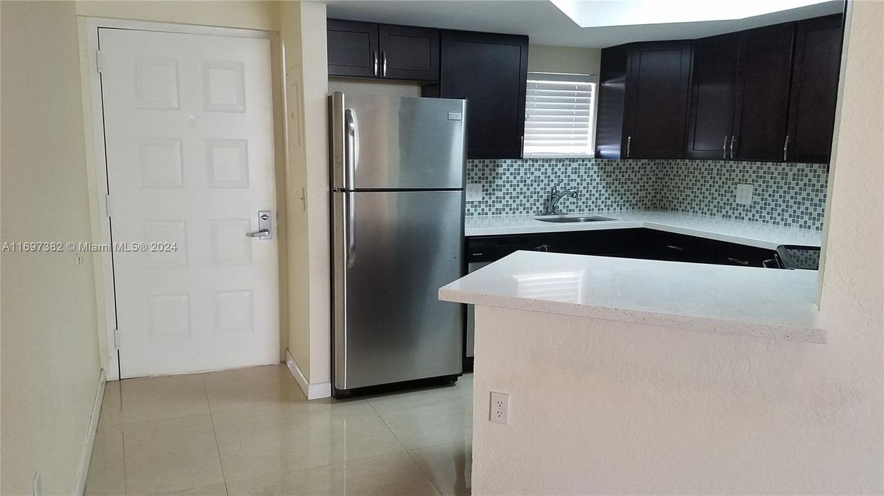 For Rent: $1,950 (1 beds, 1 baths, 810 Square Feet)