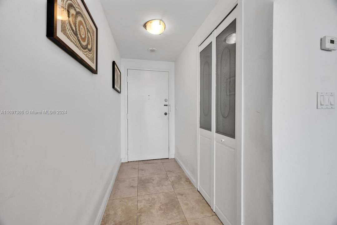 For Sale: $300,000 (1 beds, 1 baths, 770 Square Feet)