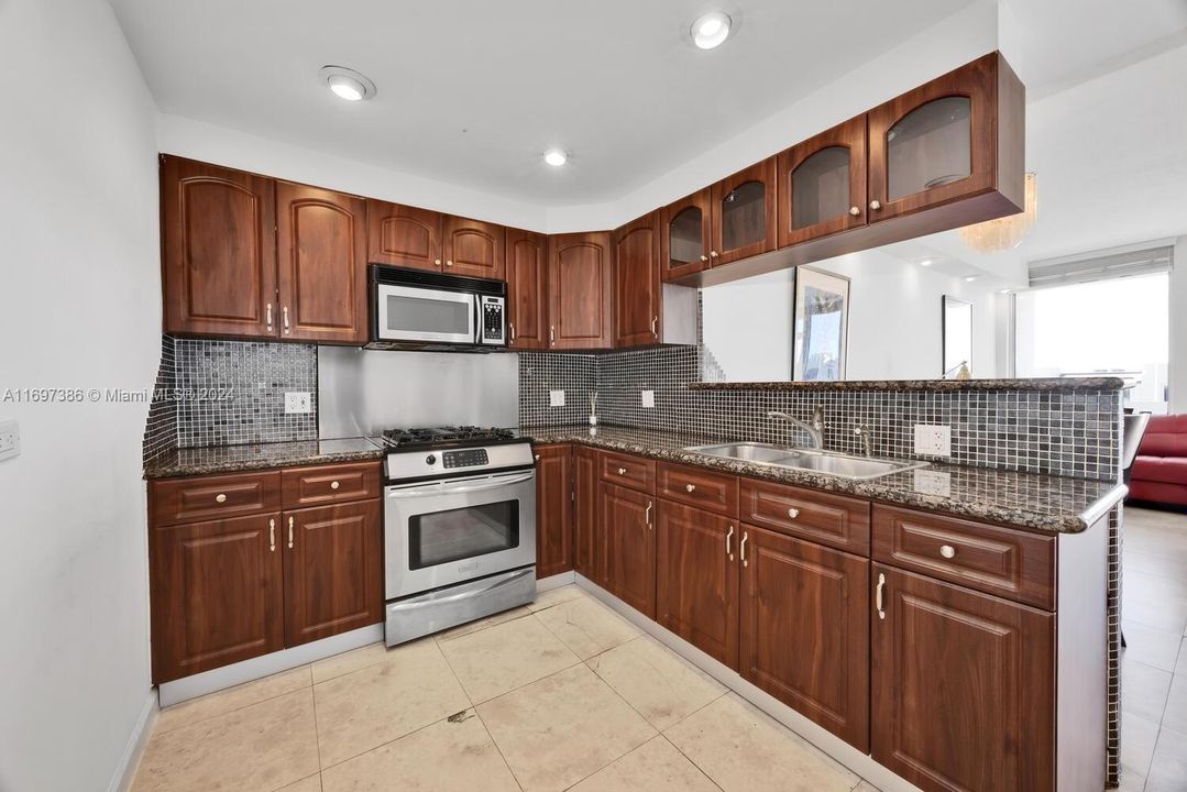 For Sale: $300,000 (1 beds, 1 baths, 770 Square Feet)