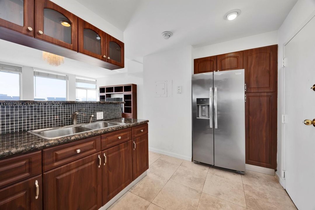 For Sale: $300,000 (1 beds, 1 baths, 770 Square Feet)