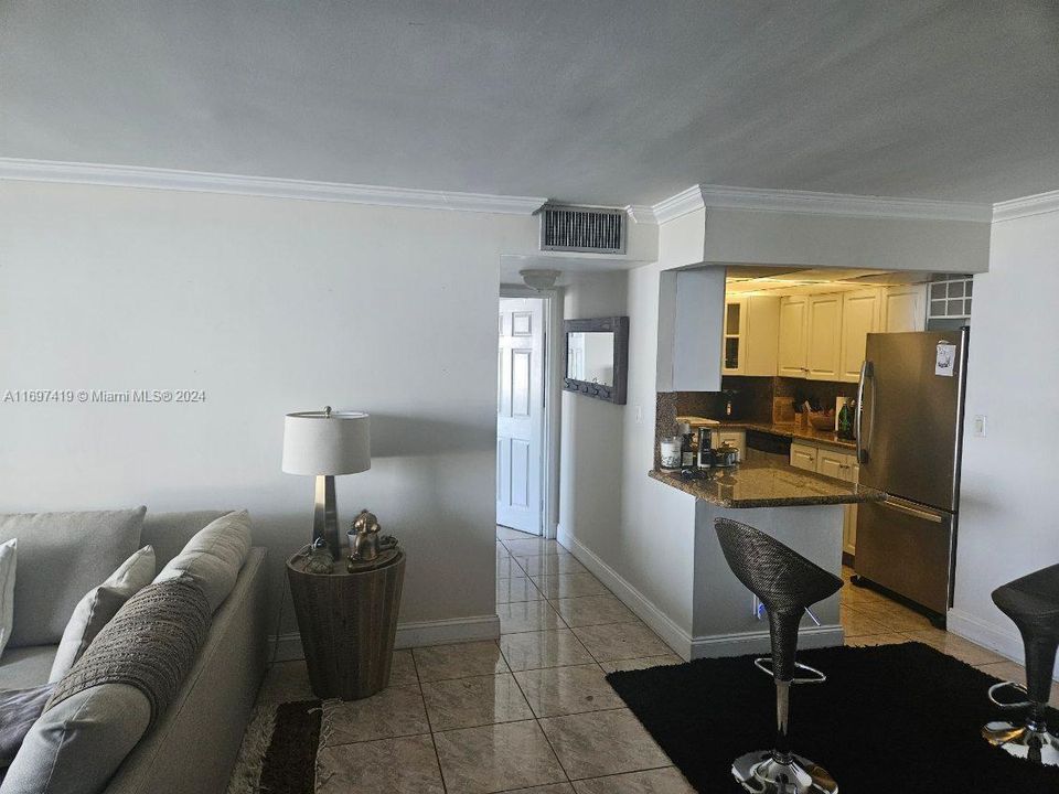 For Sale: $389,000 (1 beds, 1 baths, 917 Square Feet)