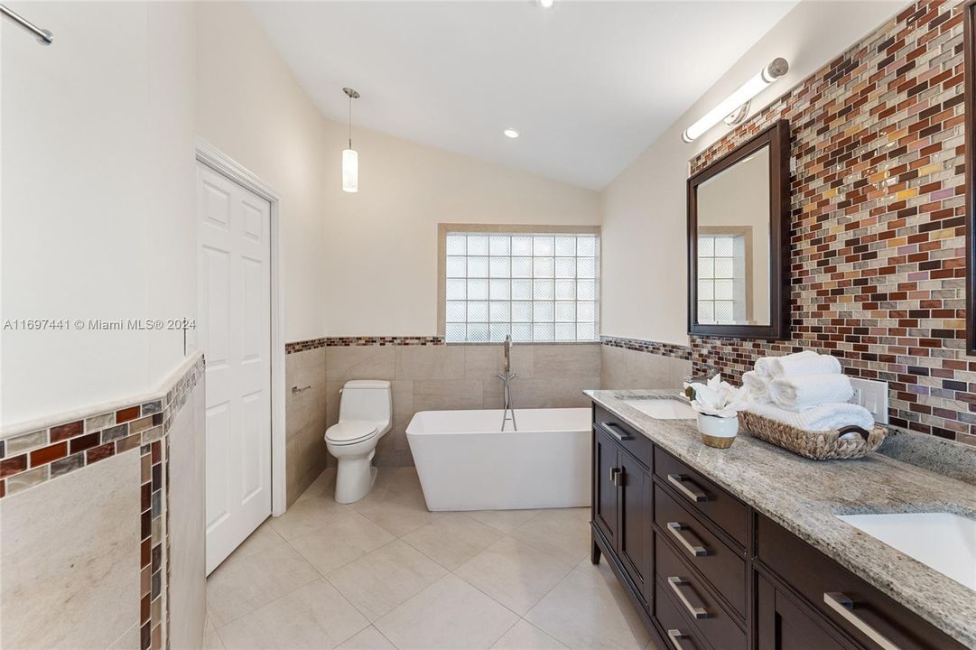 Main bathroom with Shower and Tub