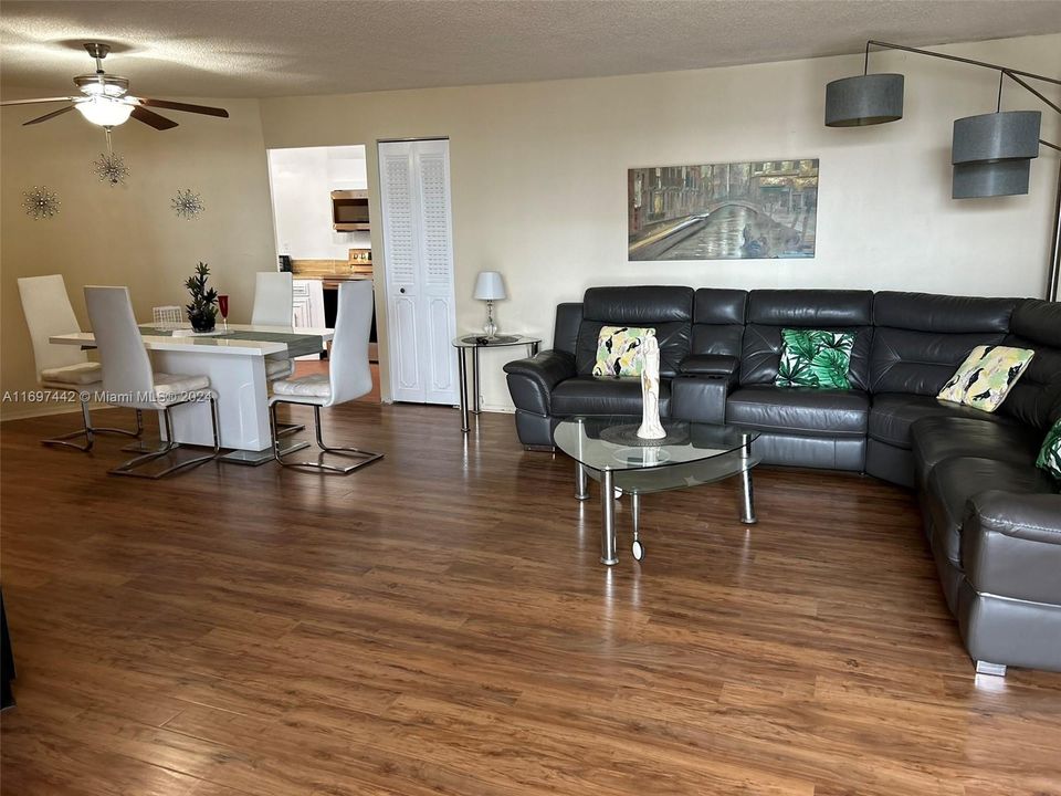 For Rent: $2,300 (1 beds, 1 baths, 875 Square Feet)