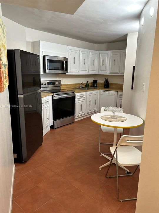 For Rent: $2,300 (1 beds, 1 baths, 875 Square Feet)