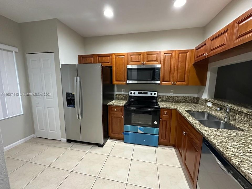 For Rent: $2,500 (2 beds, 2 baths, 1056 Square Feet)