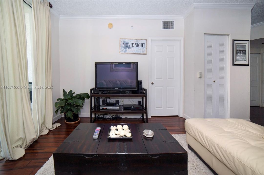 For Rent: $3,000 (2 beds, 2 baths, 1024 Square Feet)