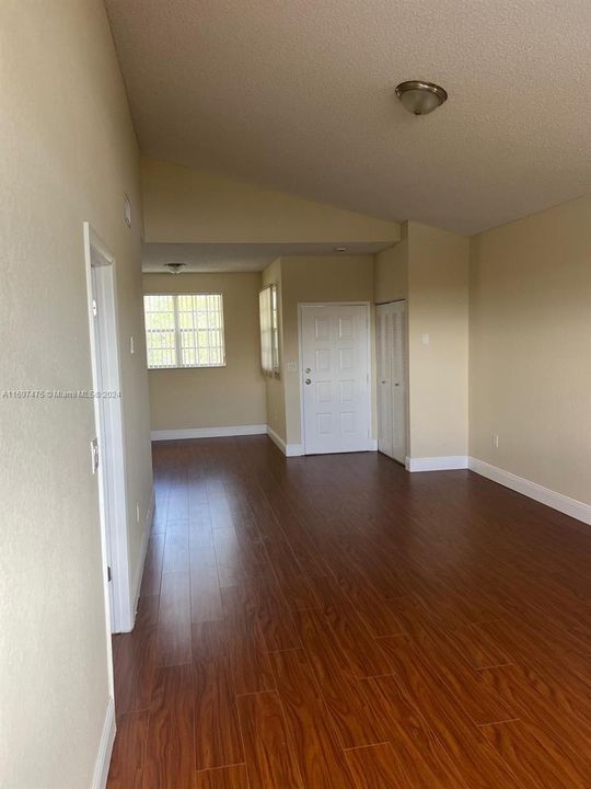 For Rent: $1,725 (1 beds, 1 baths, 844 Square Feet)