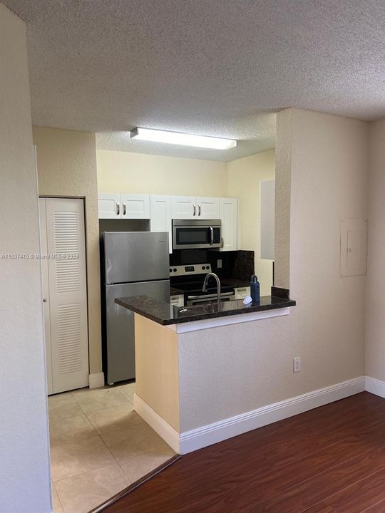 For Rent: $1,725 (1 beds, 1 baths, 844 Square Feet)