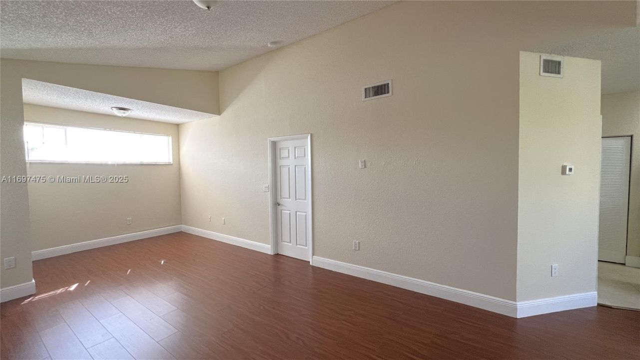 For Rent: $1,725 (1 beds, 1 baths, 844 Square Feet)