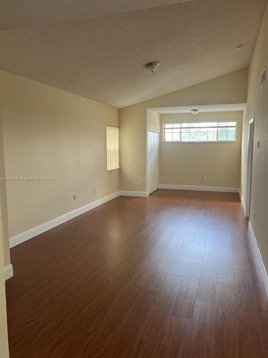 For Rent: $1,725 (1 beds, 1 baths, 844 Square Feet)