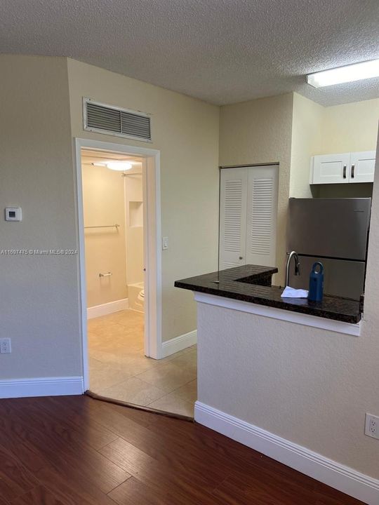 For Rent: $1,725 (1 beds, 1 baths, 844 Square Feet)