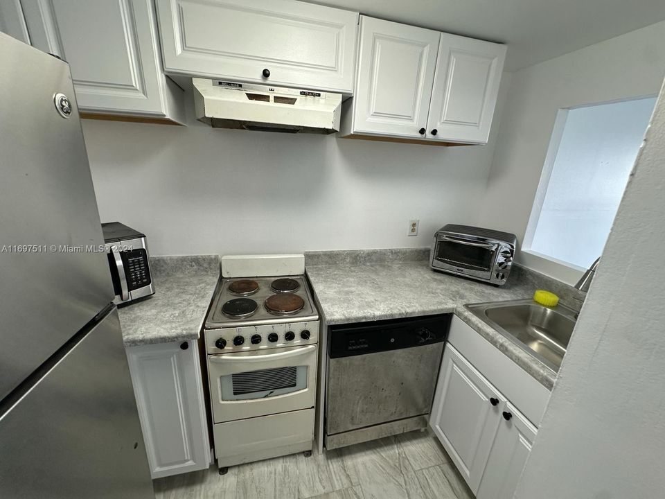 For Rent: $1,890 (1 beds, 1 baths, 746 Square Feet)