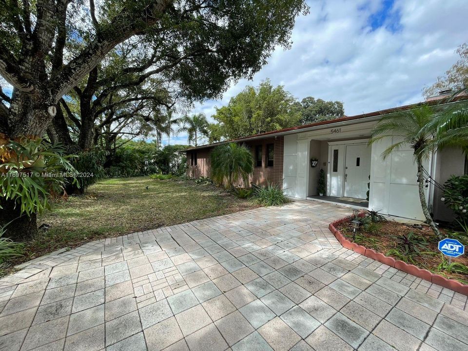 For Sale: $1,150,000 (4 beds, 2 baths, 2727 Square Feet)