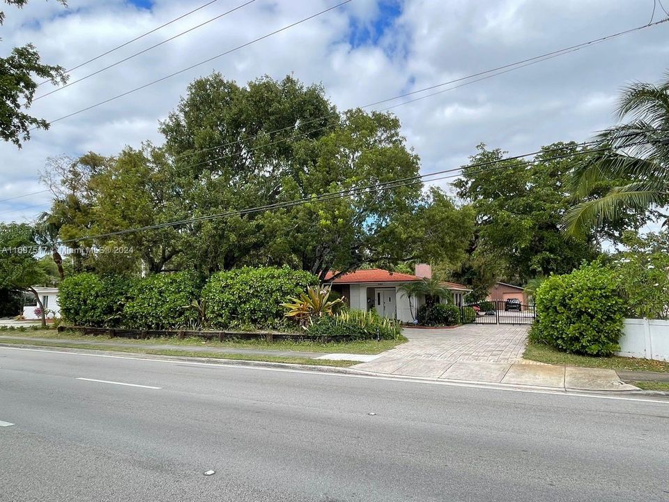 For Sale: $1,150,000 (4 beds, 2 baths, 2727 Square Feet)