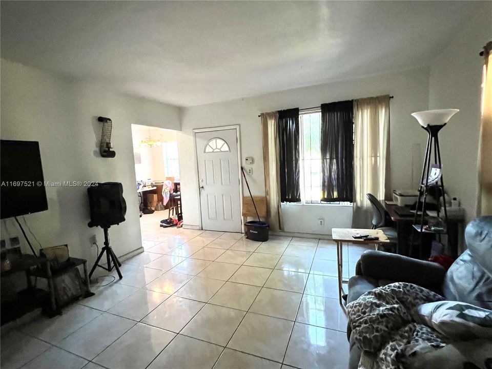 En Venta: $495,000 (3 camas, 2 baños, 1202 Pies cuadrados)