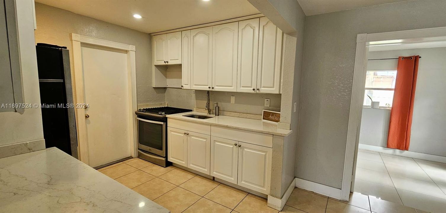 For Sale: $430,000 (3 beds, 1 baths, 1053 Square Feet)