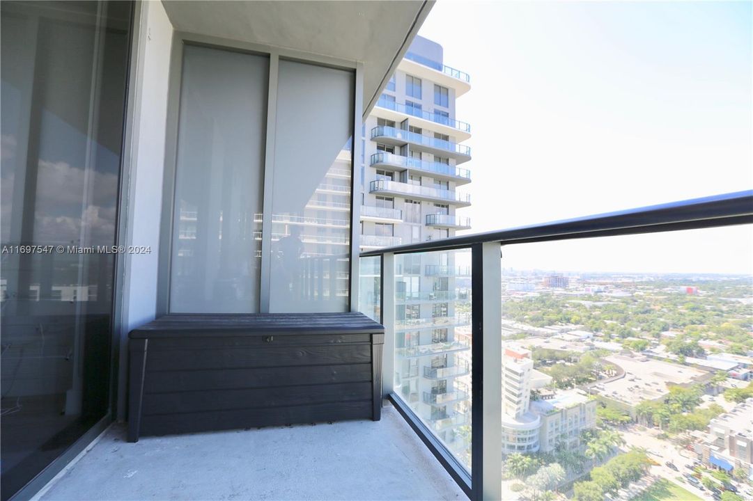 For Sale: $739,000 (2 beds, 2 baths, 972 Square Feet)