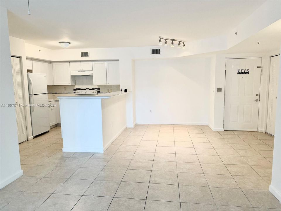 For Rent: $2,300 (2 beds, 2 baths, 966 Square Feet)